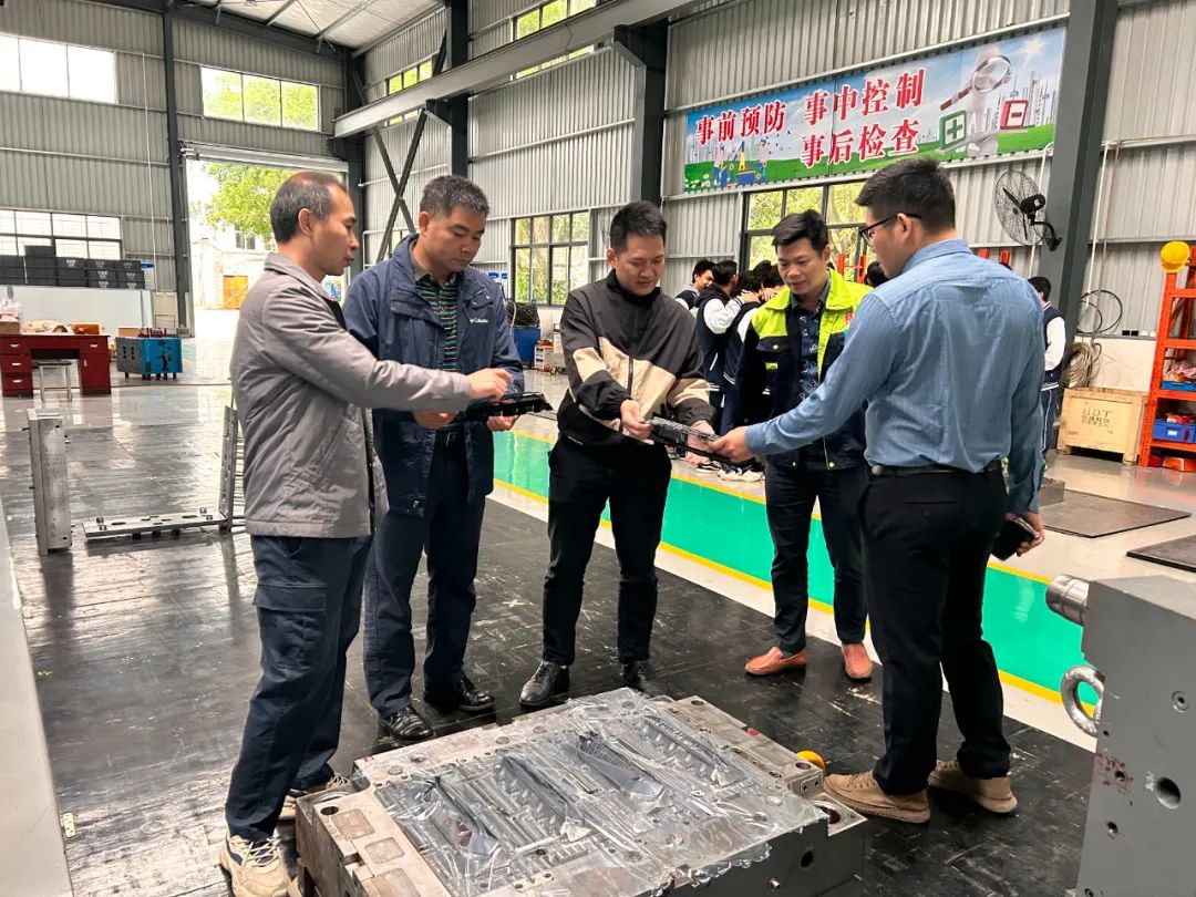 plastic-injection-molding.jpg